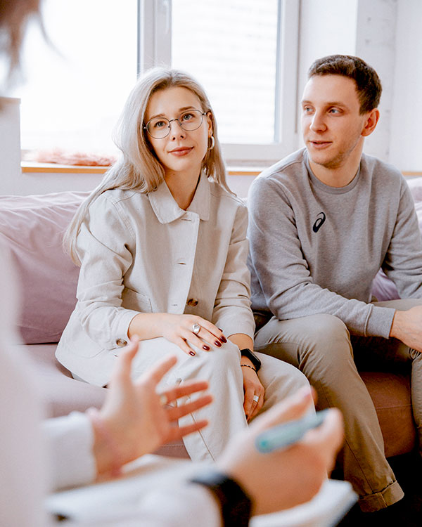 a couple during a psychotherapy session with a psychologist