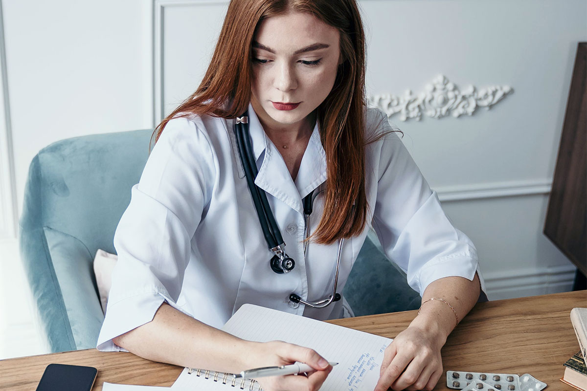 doctor prescribing medicine to her client with mental health problem